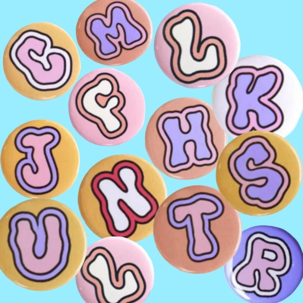 Pin Huruf Alfabet Lucu Karakter Huruf Meleleh Ukuran 44mm 58mm Pin Inisial Pin Abjad Pin Butoon