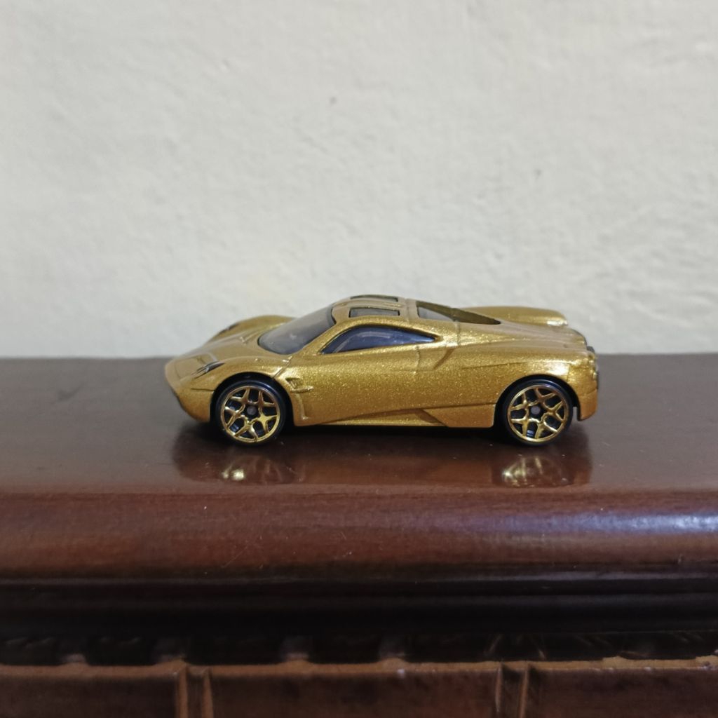 Hotwheels Pagani Huayra gold velg variant loose (rare)