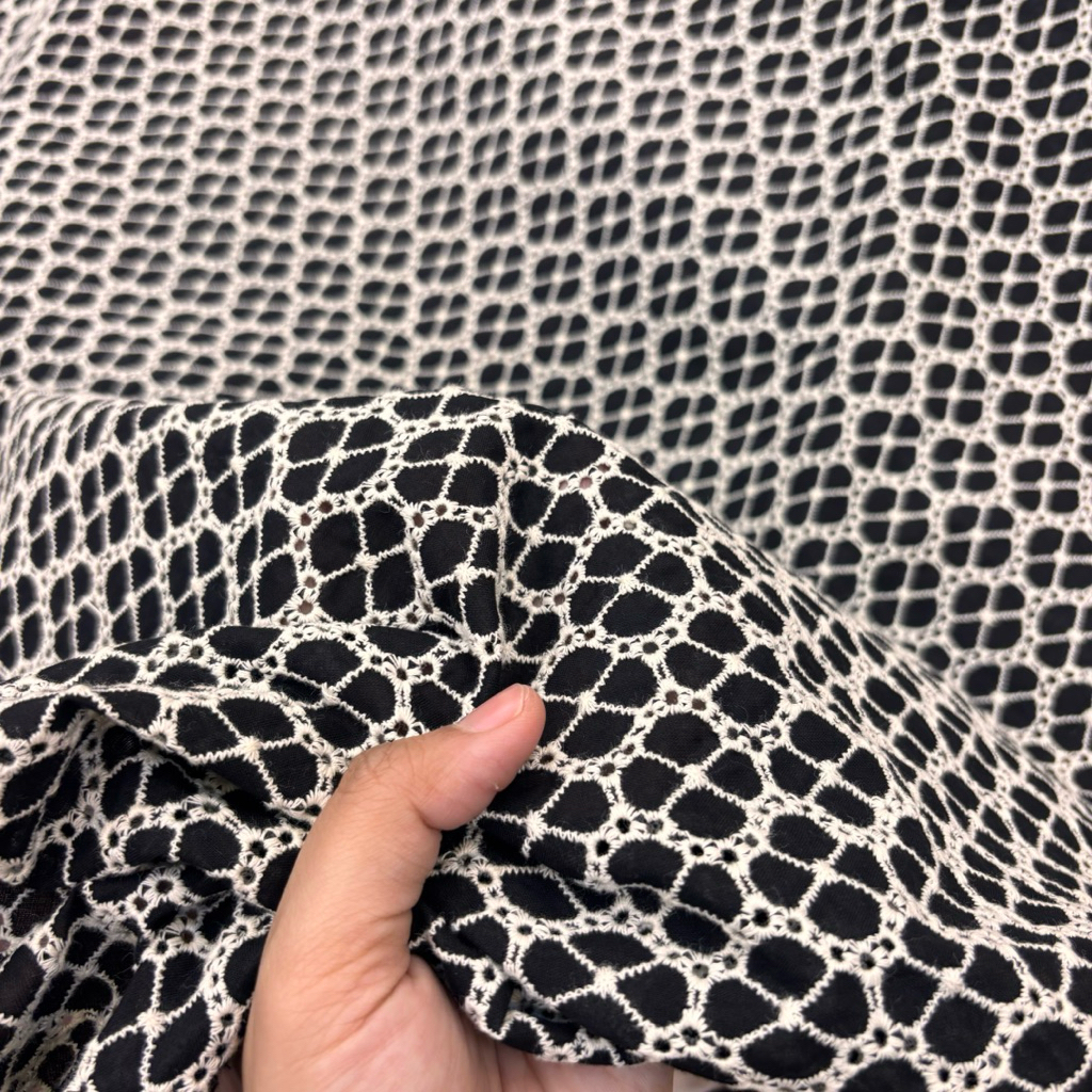 (50 CM) JAYA TEXTILES Bahan Kain Cotton Katun Bordir Motif Bunga Kecil Dress Outer Blouse