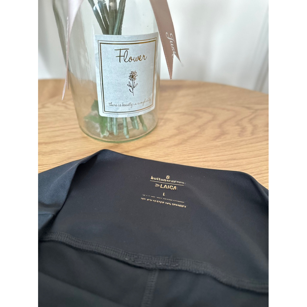 Preloved Buttonscarves X Laica celana olahraga