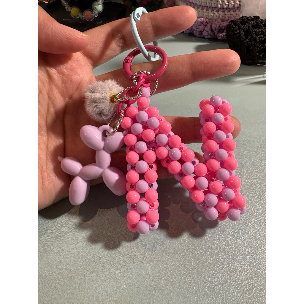 Gantungan Kunci Huruf Manik