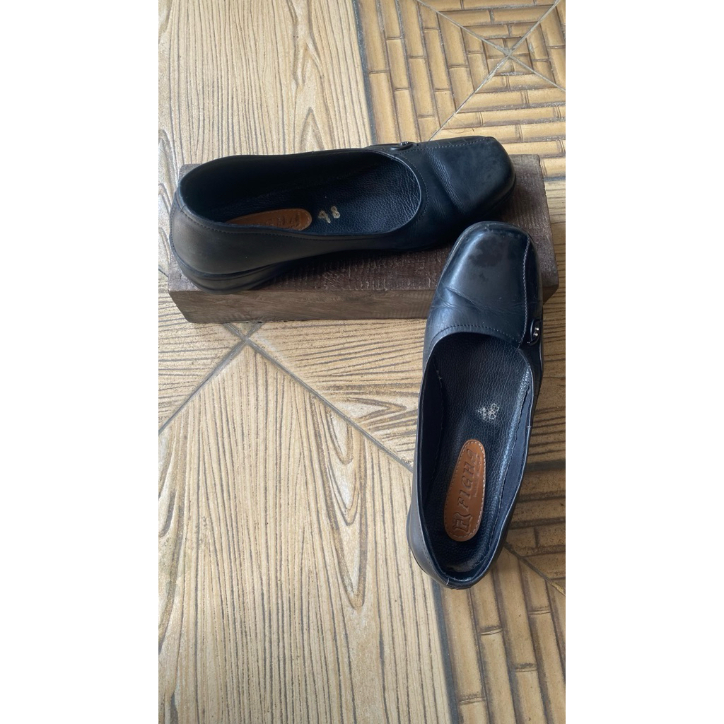Preloved Sepatu Pantofel Wanita Perawat Bidan Kantoran Hitam Putih