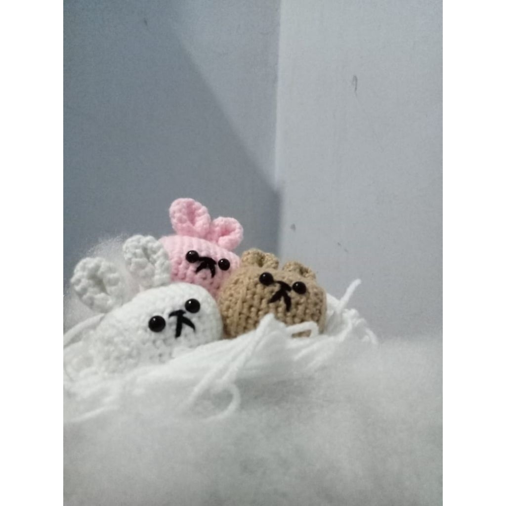 Gantungan kunci rajut boneka kelinci