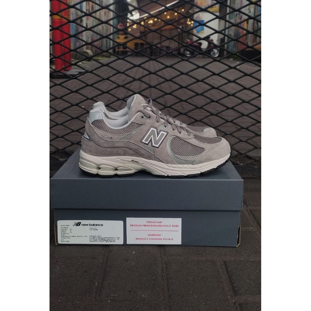 new balance 2002r