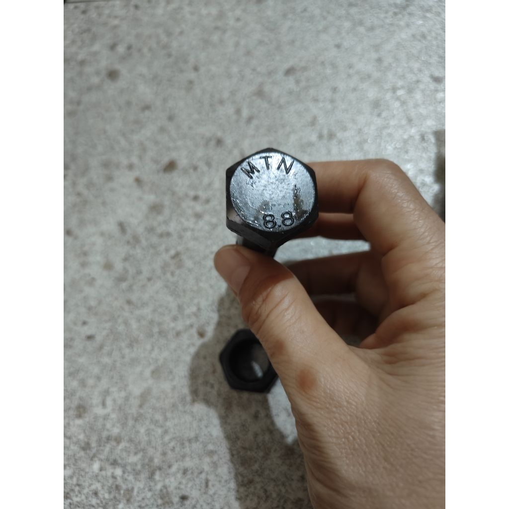 baut mur baja m16x70 kunci 24 8.8 drat kasar / baut mur baja  kunci 24 m16x70 8.8 / baut mur baja 8.