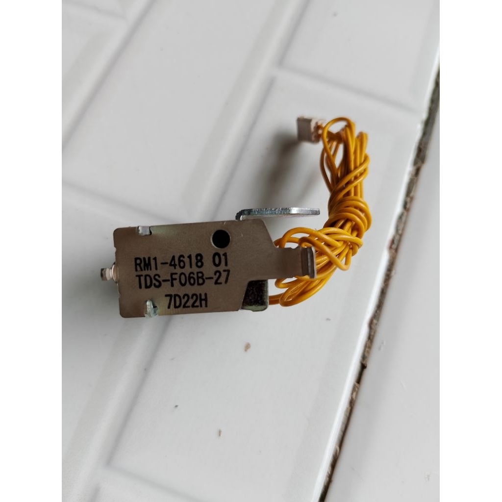 Penarik Kertas Perinter HP Laserjet Pro M12w RM1-4618 01