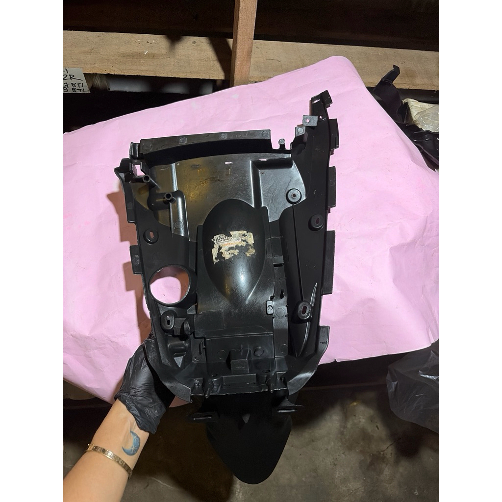 Spakbor belakang motor mio j