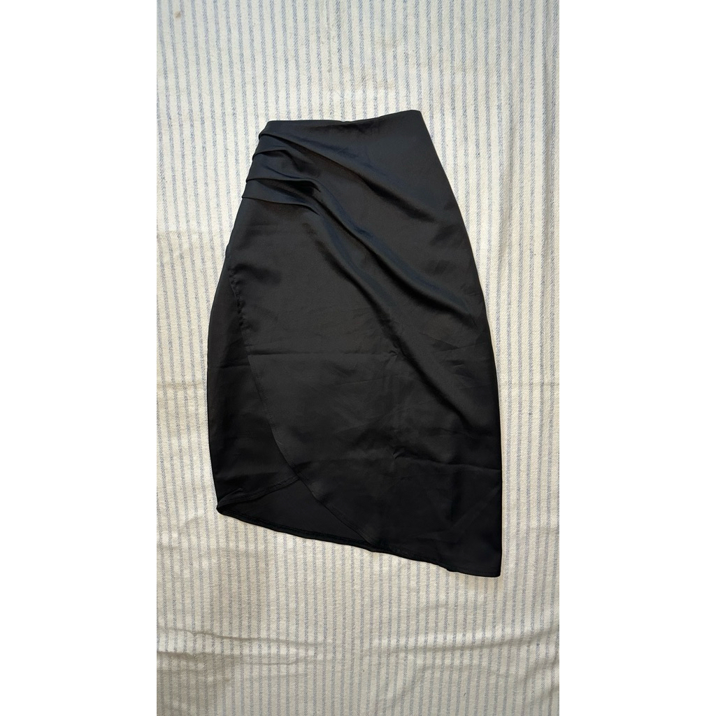 skirt satin silk preloved like new