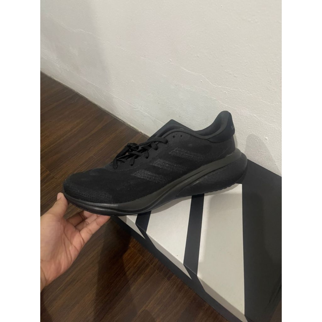 Sepatu Adidas hitam