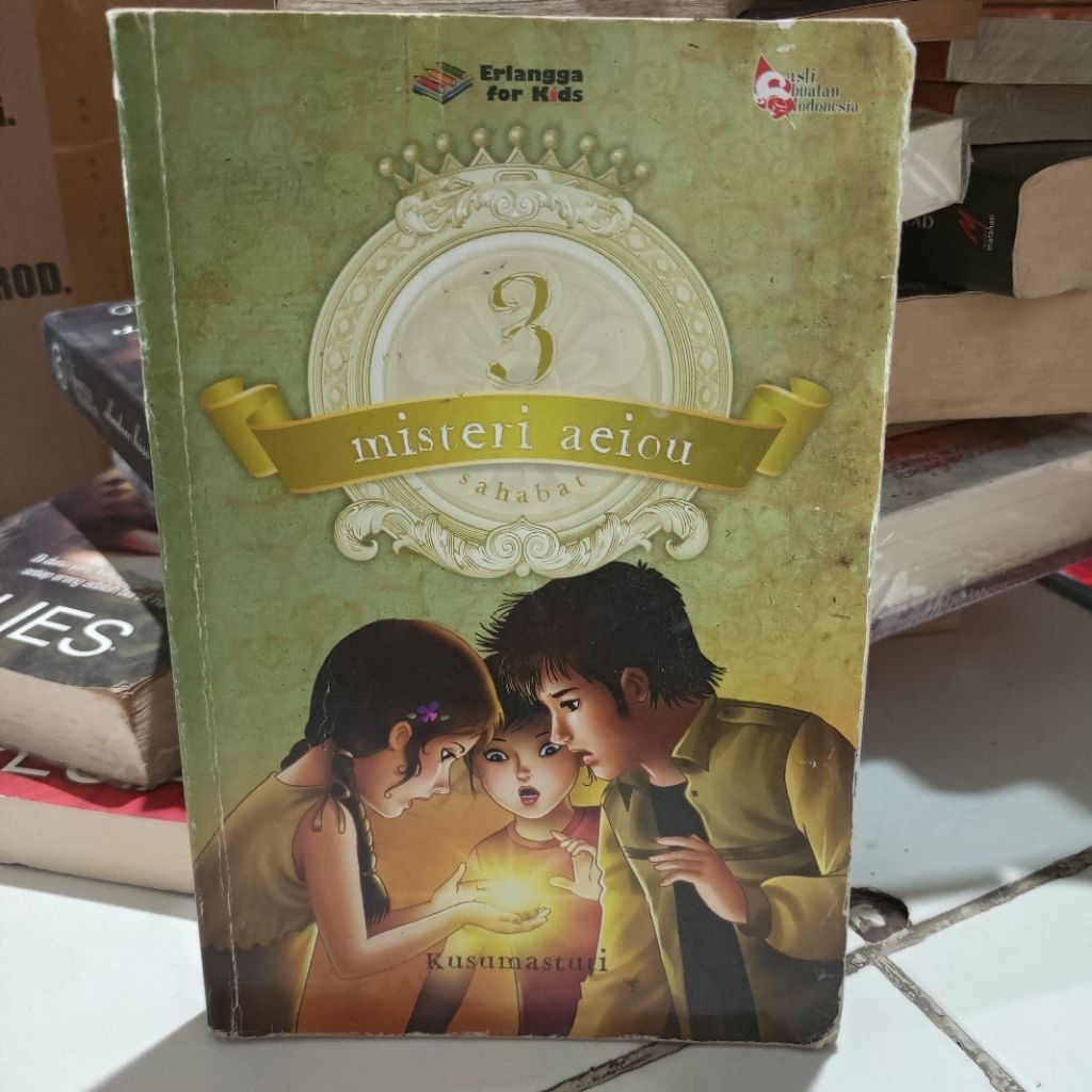 3 Sahabat Misteri aeiou. Kusumastuti