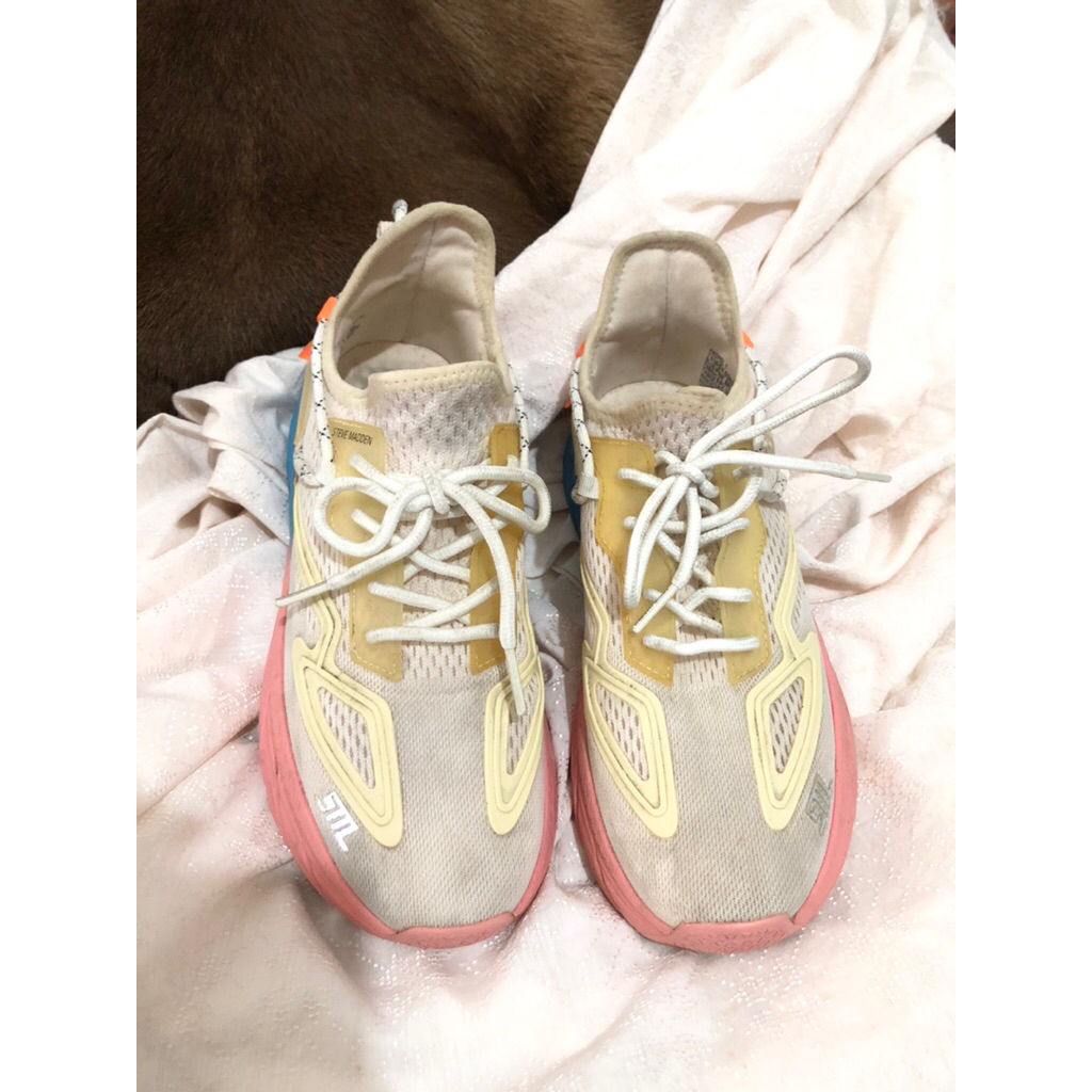 Sepatu sneakers steve madden (preloved)