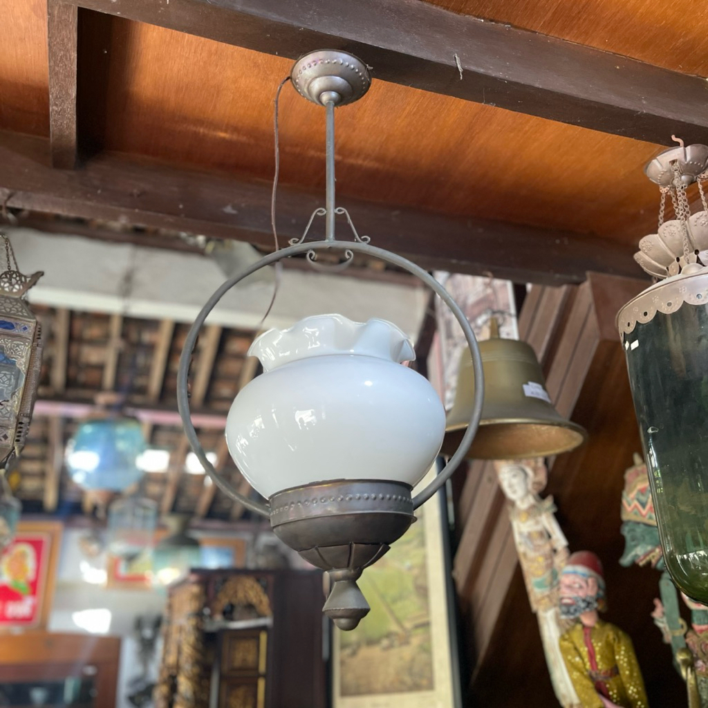 Lampu Gantung Kap Putih Susu White Milk Bentuk Bunga dengan Ornamen Kuningan Lawas Jadul Tua