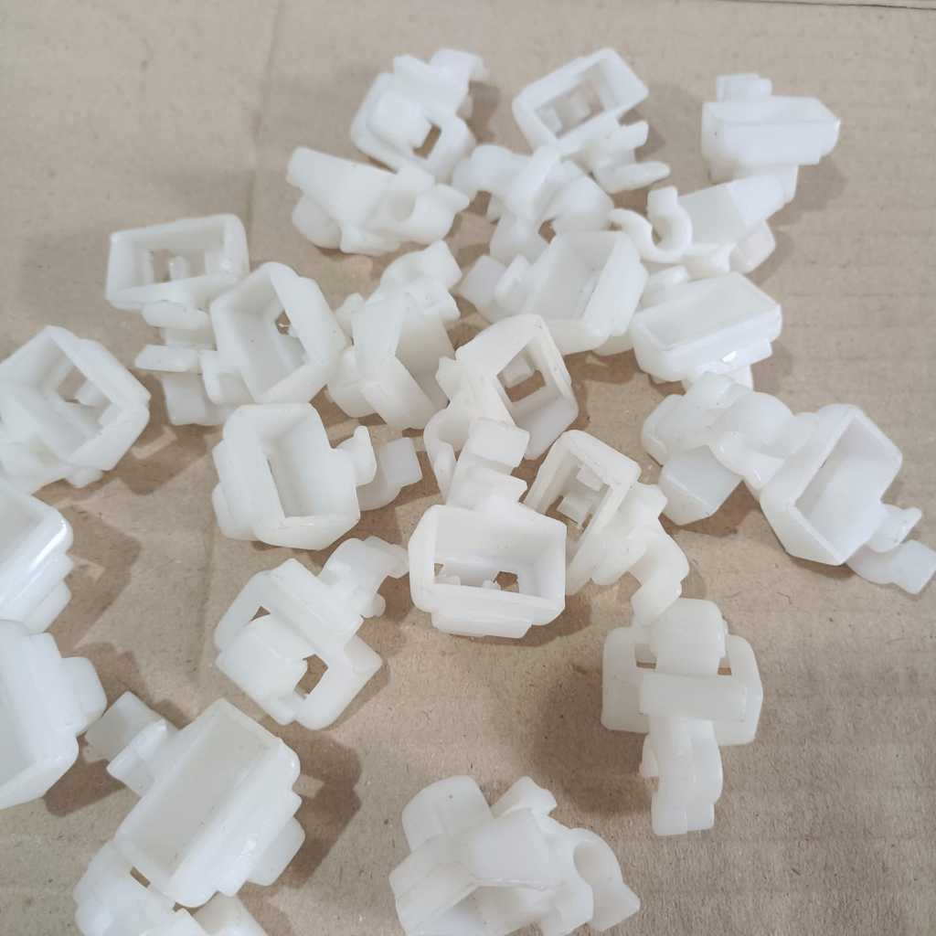 Dudukan tiang kap mesin toyota innova klip tiang kap mesin innova 2005-2015