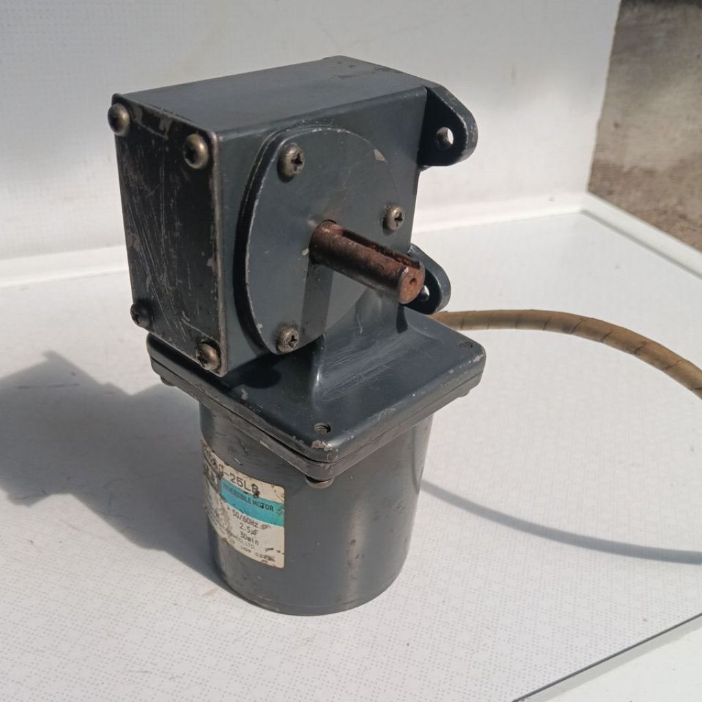 dinamo gearbox oriental motor:  220 volt.   25 wat.   RATIO 1:36.   RPM 40.