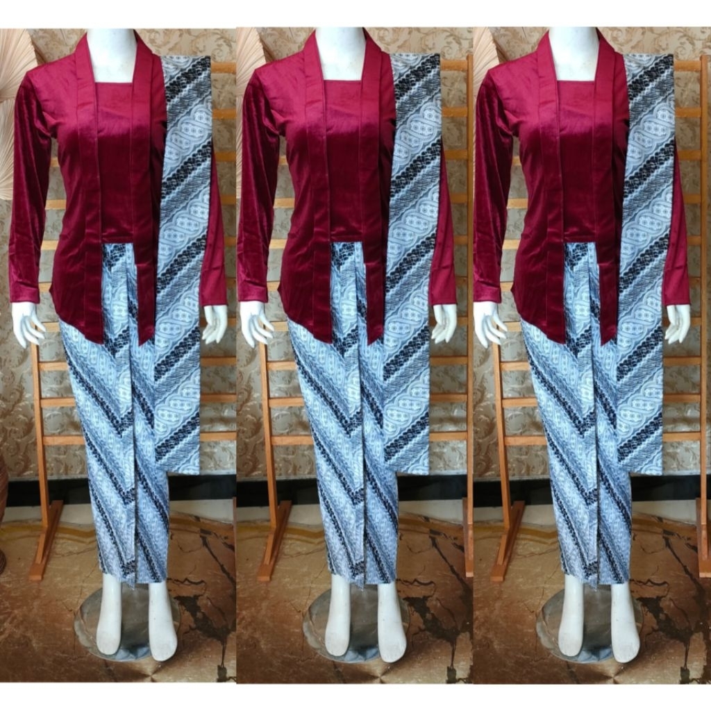 Setelan Kebaya Kutubaru Bludru Warna Maroon/Kebaya+Slendang+Jarik Wiru Plisket Motif Sodan Putih