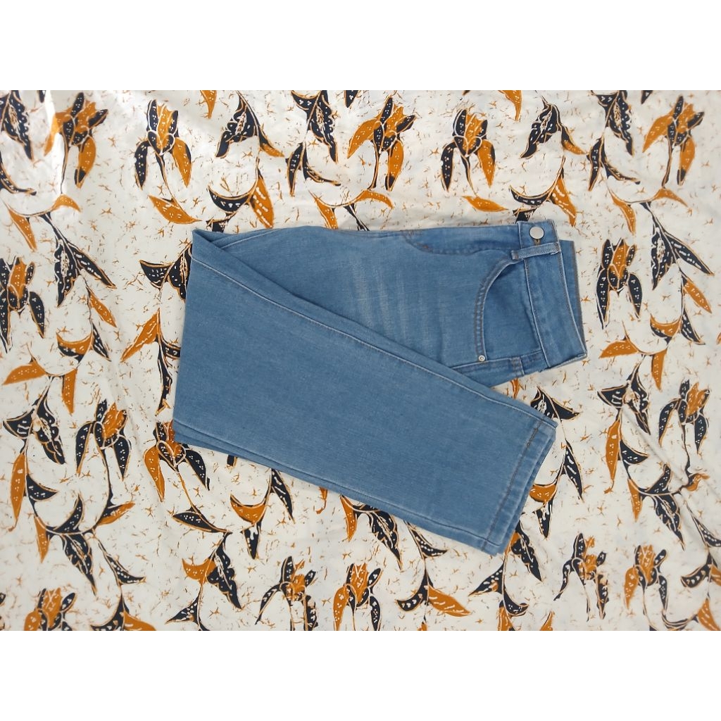 Preloved Celana Levis Biru