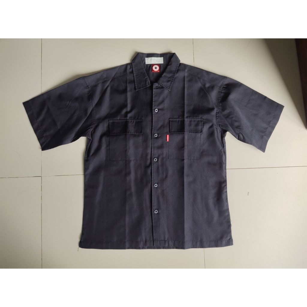 Kemeja Converse Hitam gaya chicano