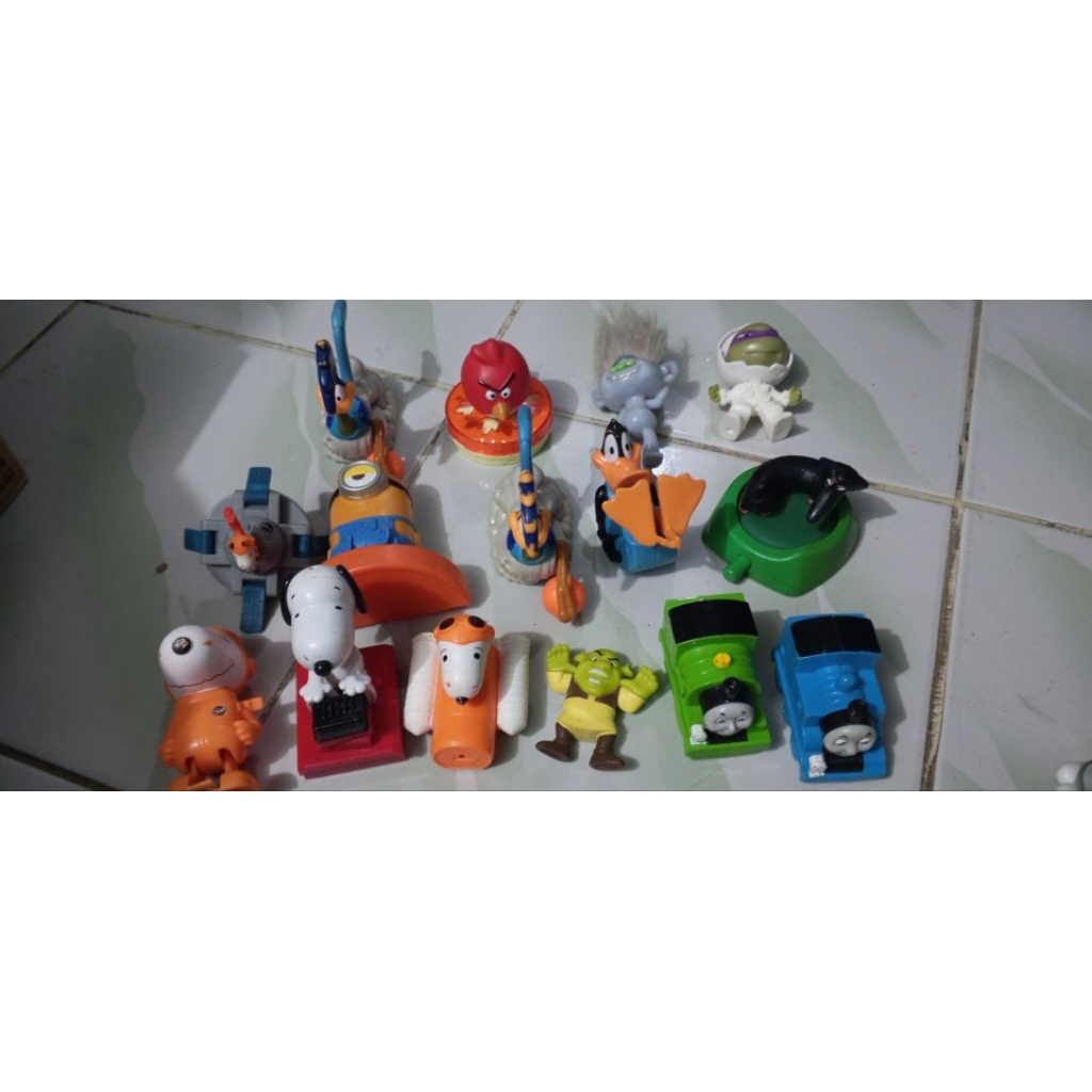 mainan McD bekas Snoopy, Thomas & friend, lonely tunes, Minion