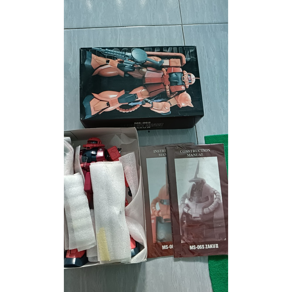 PG CHAR'S ZAKU II MS-06S Bandai