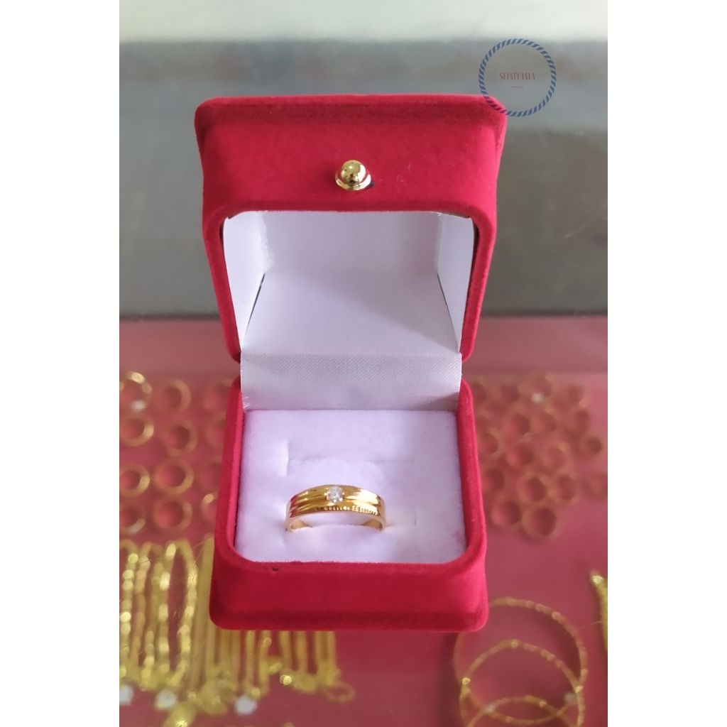 Cincin polos batu putih variasi garis asimetris emas kadar 375