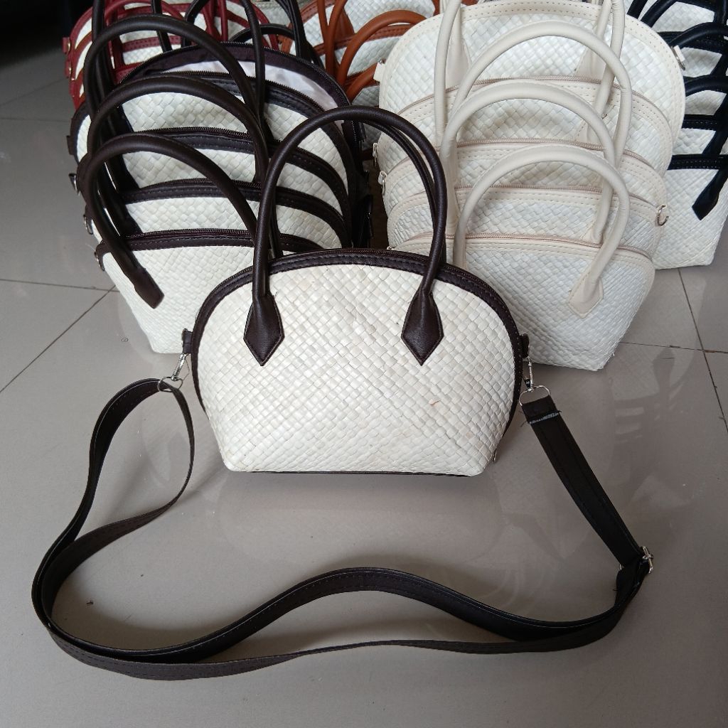 Tas anyaman pandan / Tas pandan / Tas pandan selempang / Tas selempang pandan / Tas kerang pandan / 