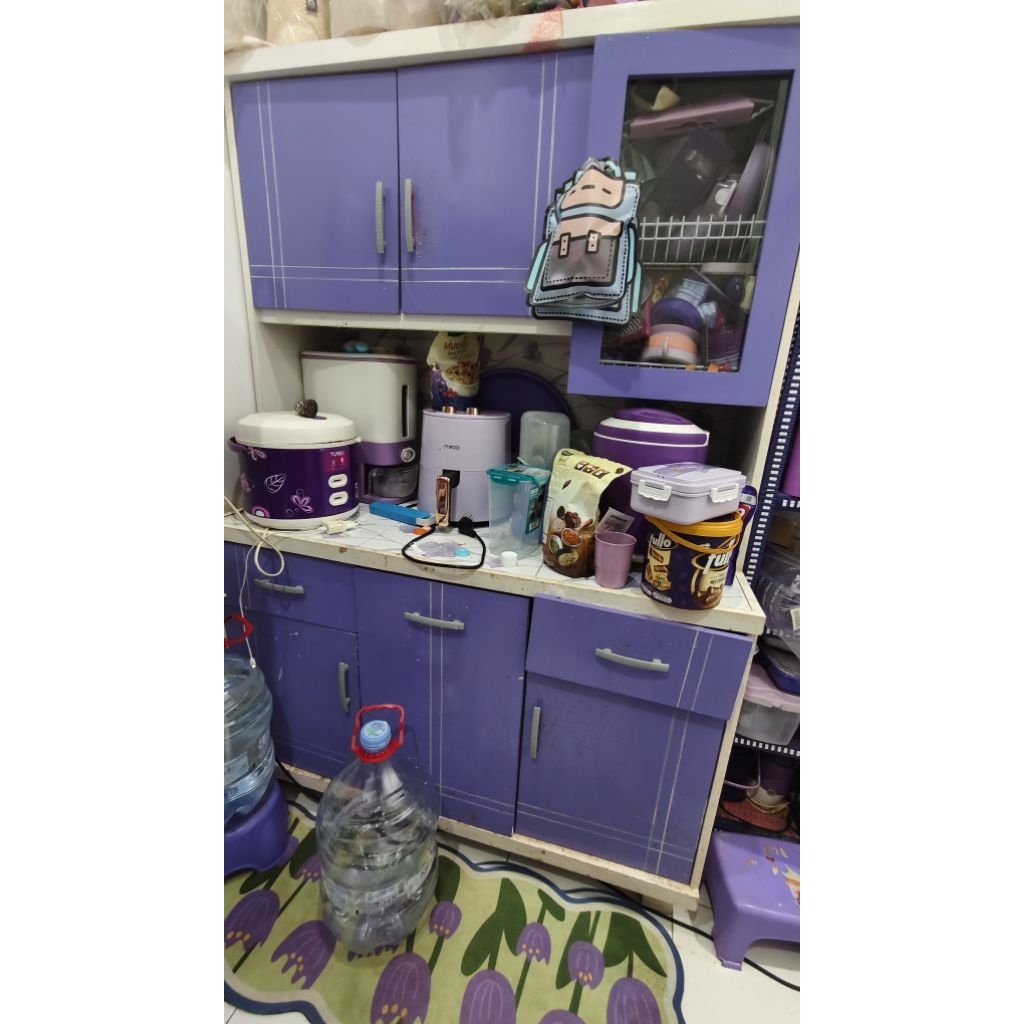 Lemari sayur tiga pintu ungu