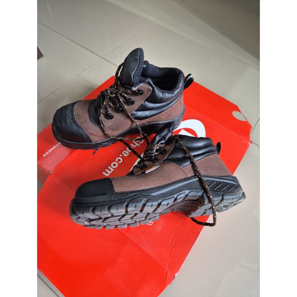 Sepatu Safety Dr Osha 3236 preloved second bekas, size 39 (25.5cm)
