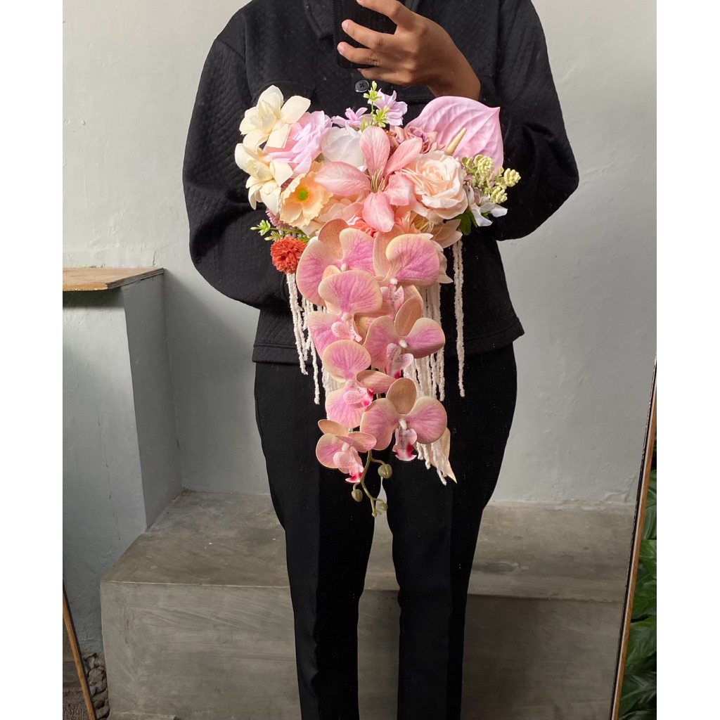 (READY) CASCADE BOUQUET BUKET WEDDING BUKETANGGRWK  HAND BOUQUET BUKET PENGANTIN BUNGA MANTEN BUNGA 
