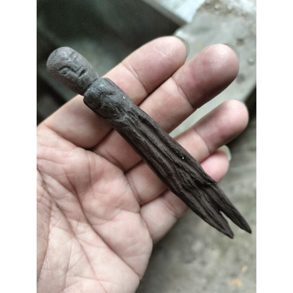 Patung kuno primitif dayak paser akar kayu ulin