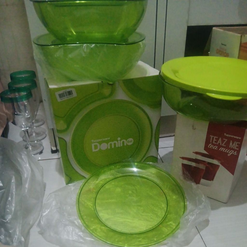 Domino set tupperware