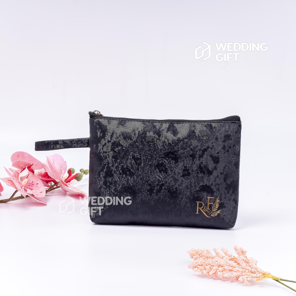 Souvenir Pernikahan Pouch Make Up Bulu Kucing Murah Souvenir pouch custom nama elegant aestethic Sou