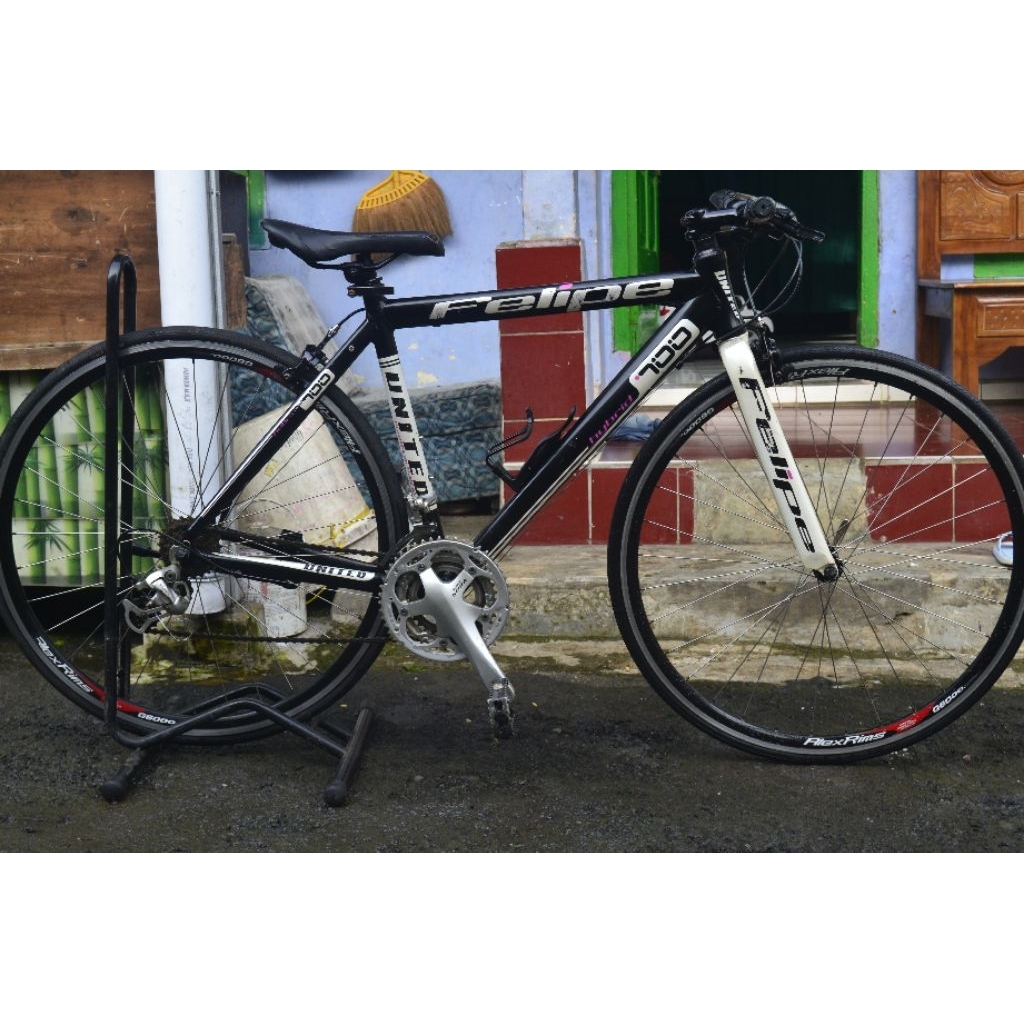 united felipe 700c hybrd