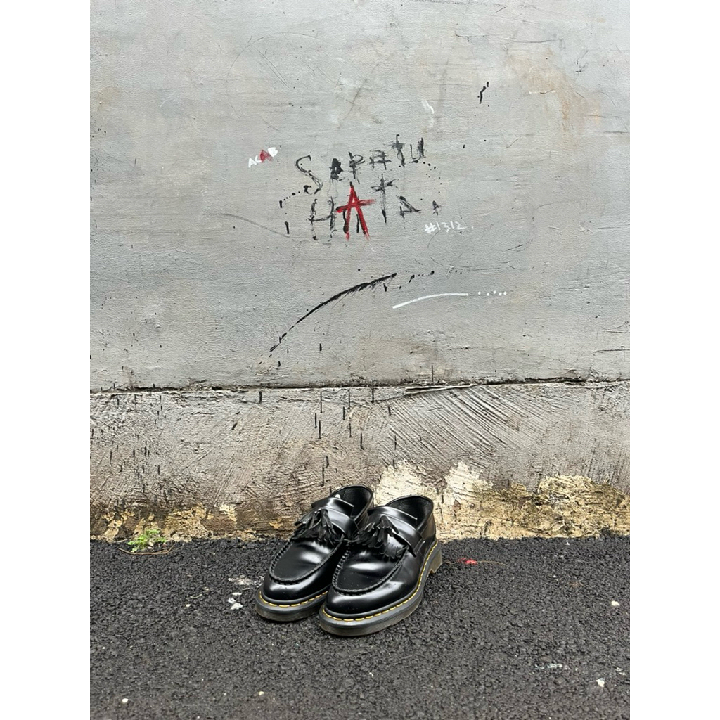 Dr. Martens Adrian Tassel