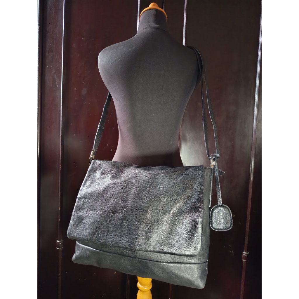 Sling Bag / Tas Kulit Kerja Ukuran Sedang Kulit Asli Brand Leonhard Heyden Roma Black Genuine Leathe