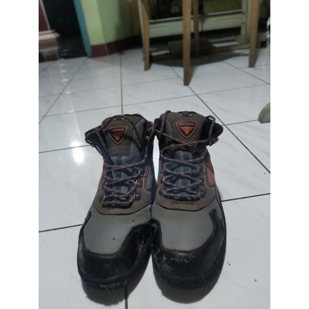 sepatu gunung second