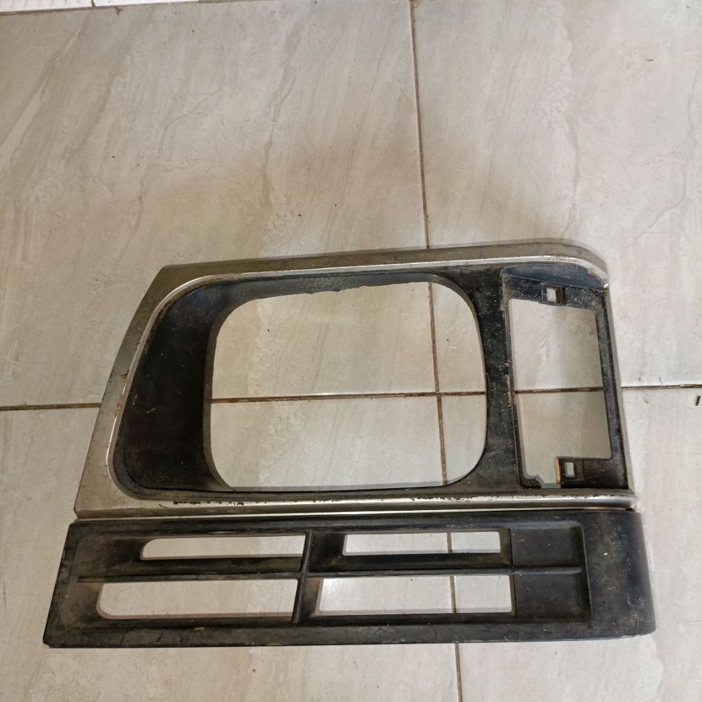 COVER RING LAMPU DEPAN L300 NEW ORIGINAL (kiri)