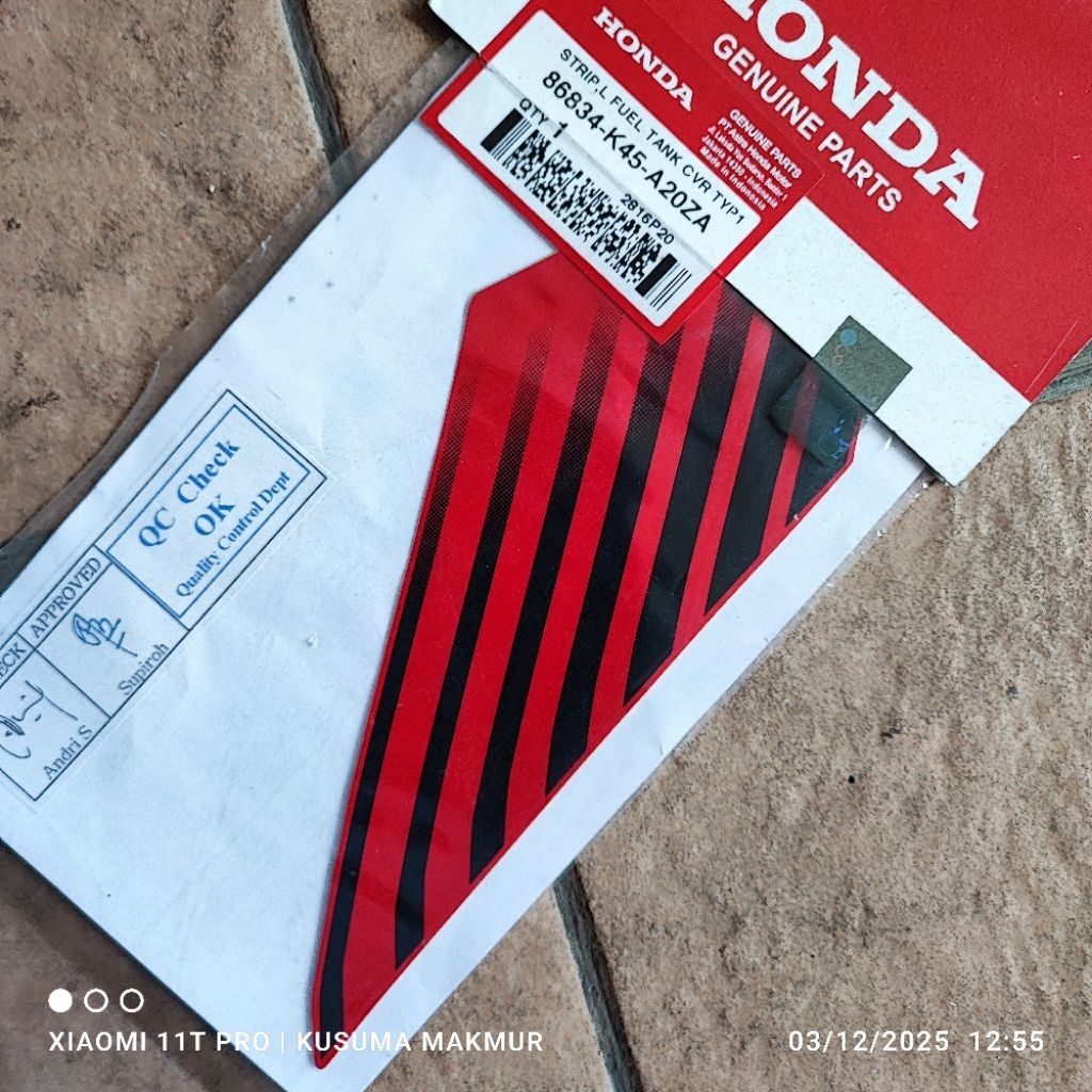 Stripe tangki type 1 honda CBR 2021 kiri. 86834-K45-A20ZA