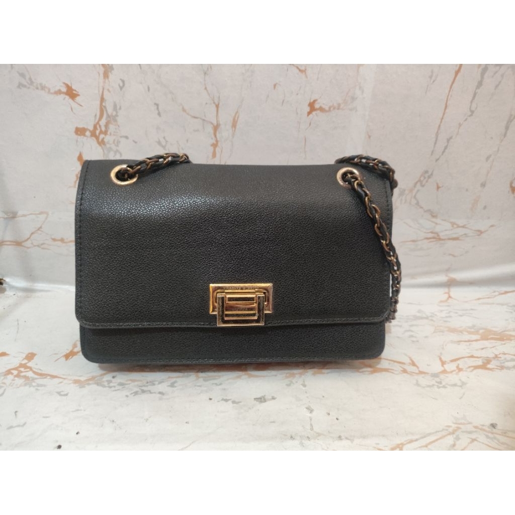 tas sling charles n keith bisa panjang pendek tali nya Tas Selempang Wanita Elegan