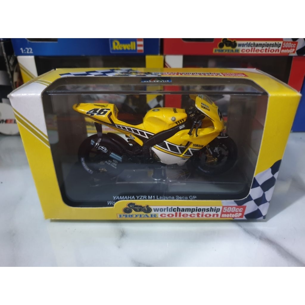 Protar Italeri 1/22 Yamaha YZR M1 Valentino Rossi Laguna seca 2005