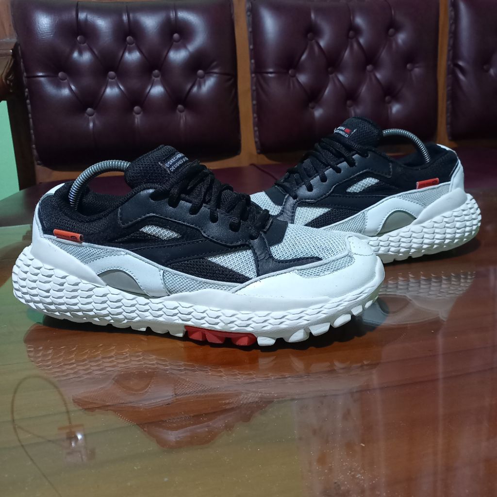 SKECHERS MONSTER SEPATU SNEAKERS SECOND BRANDED