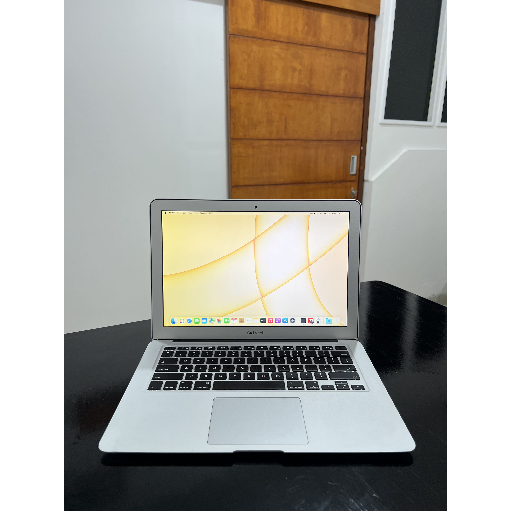 MacBook Air 13 inci 2017 I5 & I7 Like New