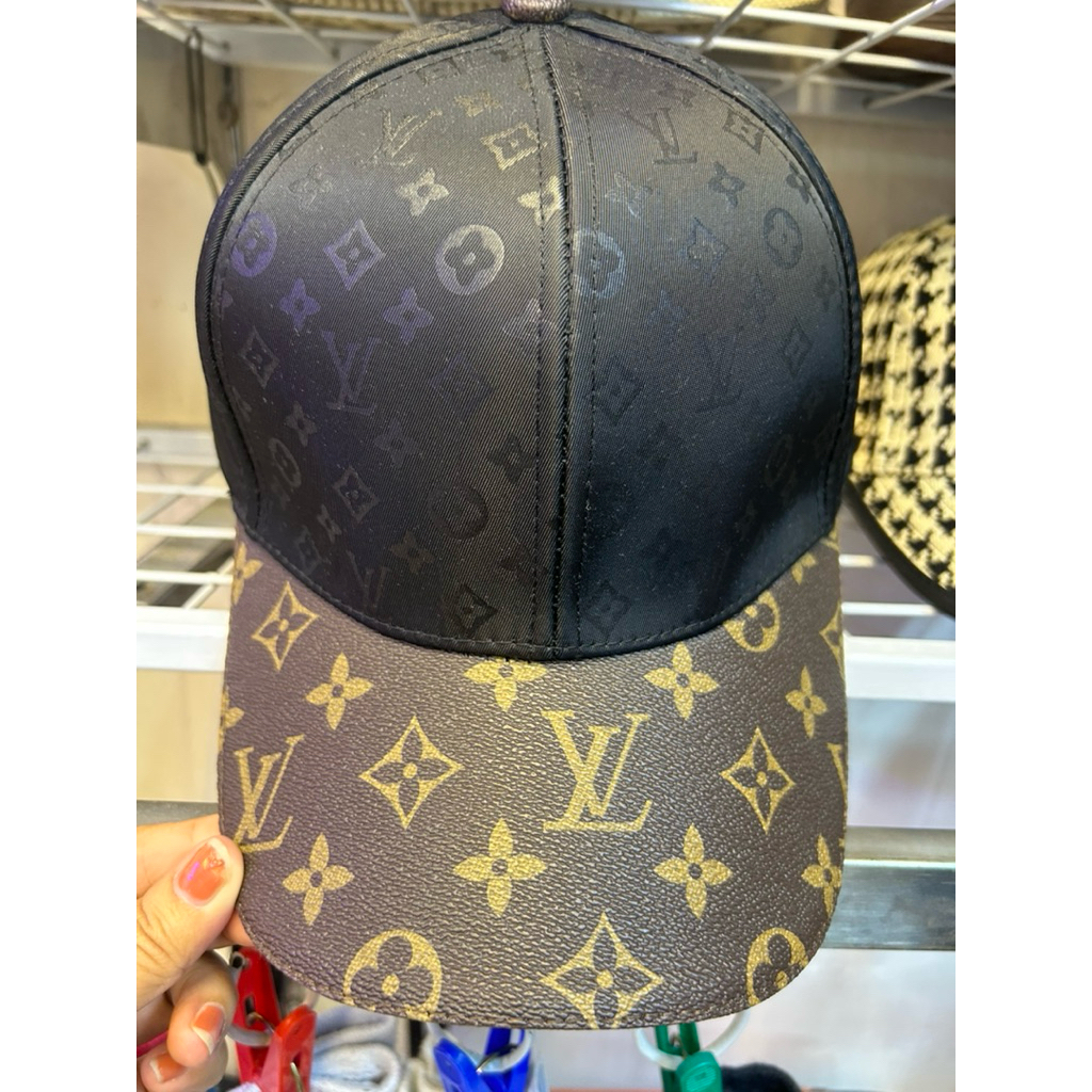topi branded LV