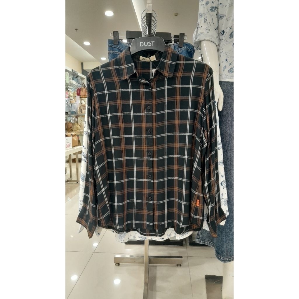 Kemeja kotak wanita brand DUST