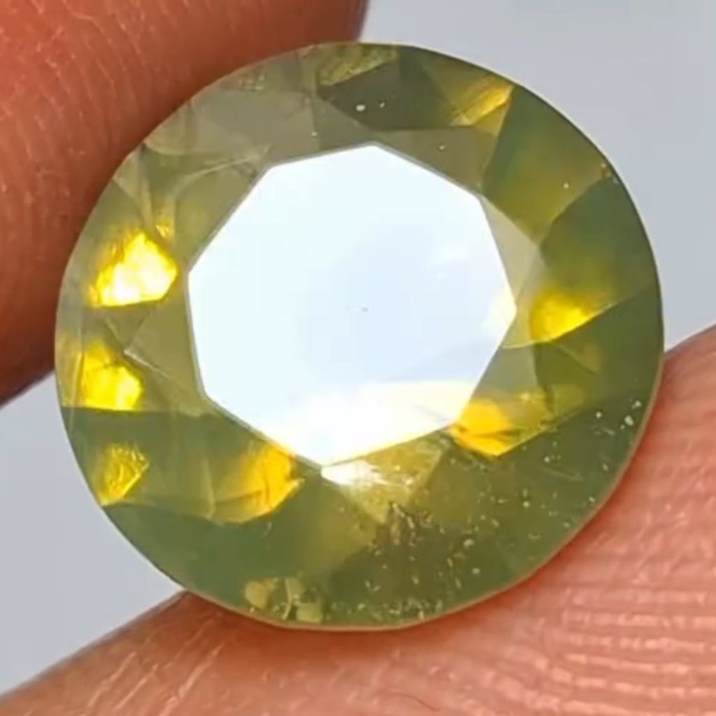 Natural Green Fire Opal Wonogiri 2.35ct NTD Rare Item Full Crystal Brutal Fire Luster