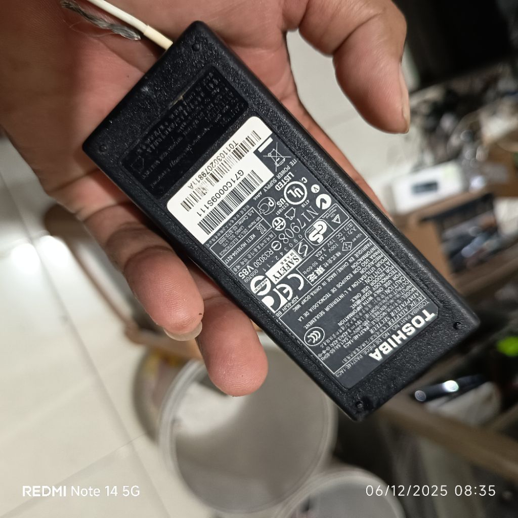Toshiba 19v 3,42a ori Adaptor laptop ( buntung )