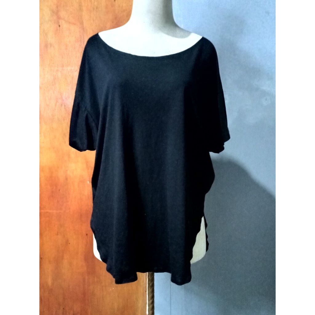 Baju kaos lengan pendek wanita warna hitam