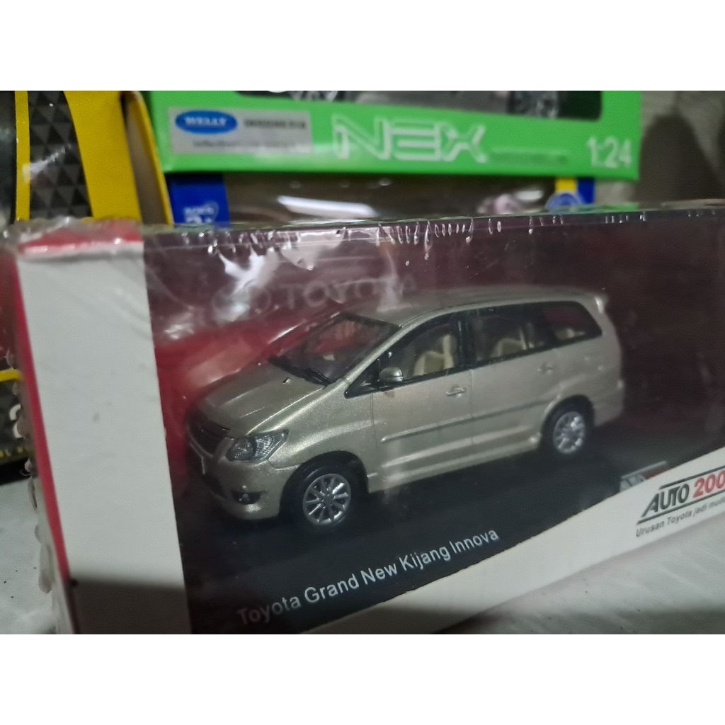 Diecast toyota asli grand New kijang innova inova miniatur mini atur die cast auto 2000 cocok pajang