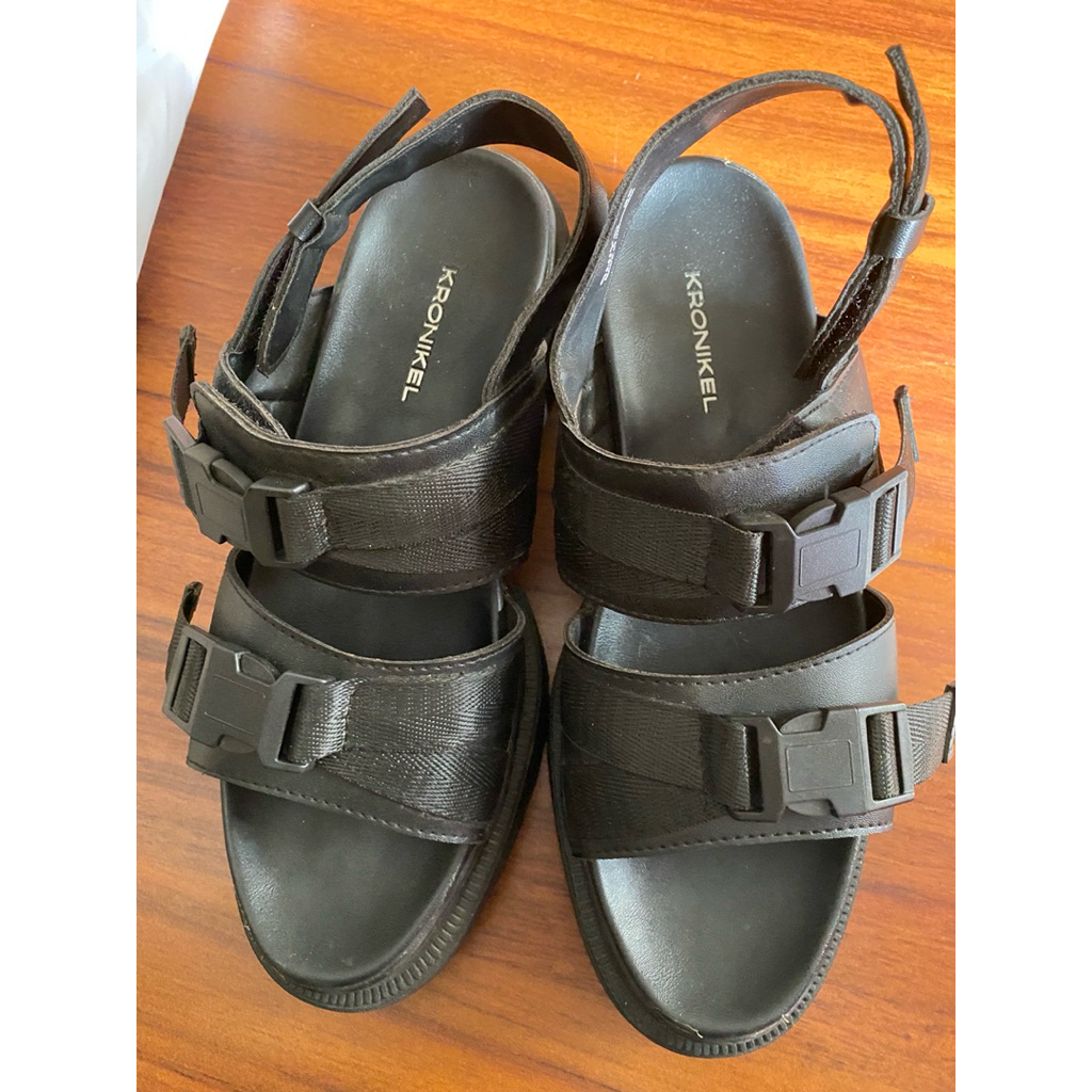 Preloved sendal kronikel