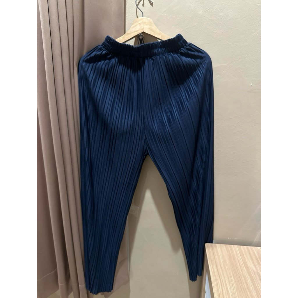 UNBRANDED - Preloved Celana Plisket - S to M