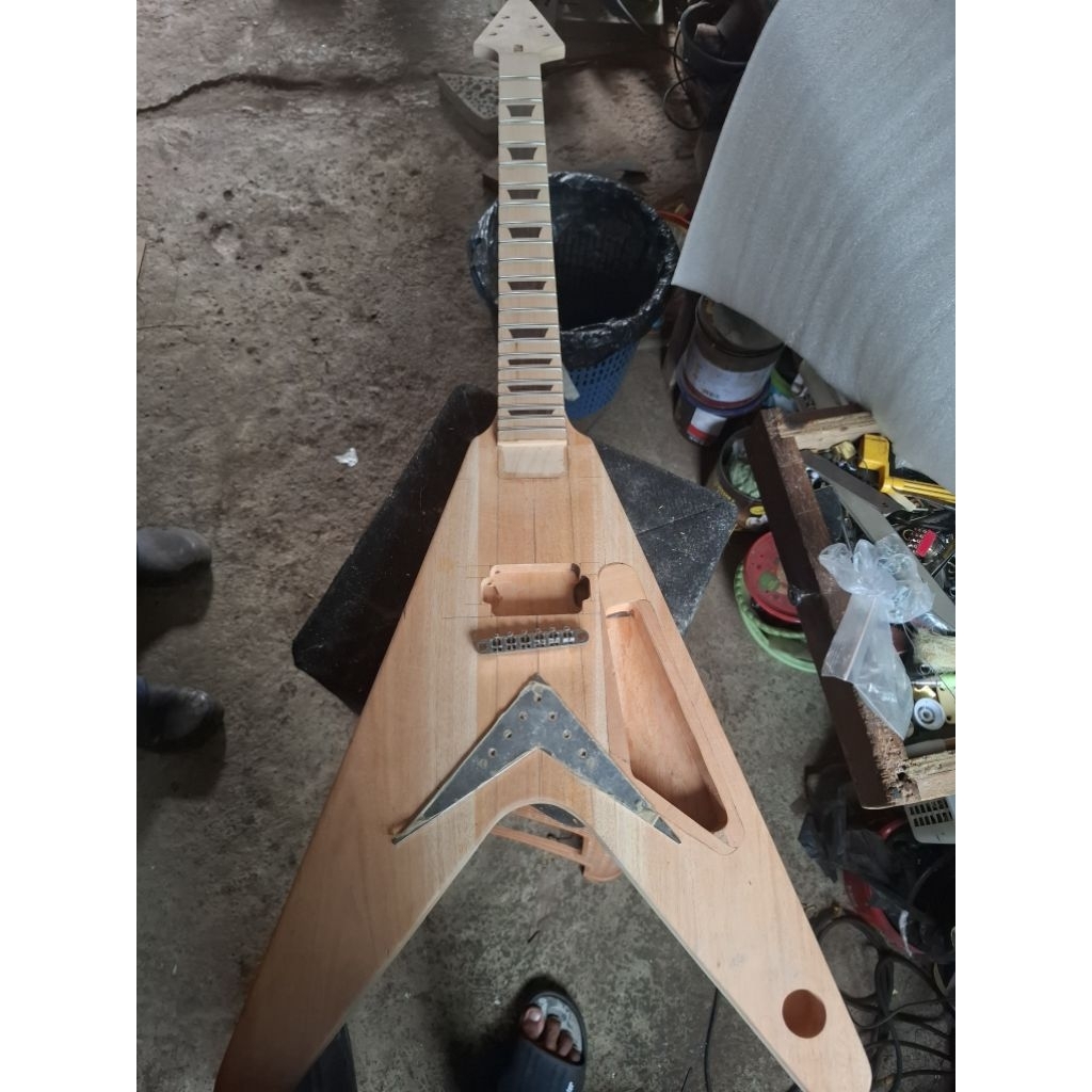 Gitar model gibson flying v